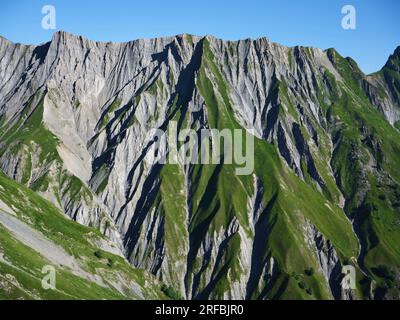 VISTA AEREA. Ripido versante collinare con più anfratti nel versante occidentale del massiccio del Vanoise. Les Pâturées, Savoie, Auvergne-Rhône-Alpes, Francia. Foto Stock