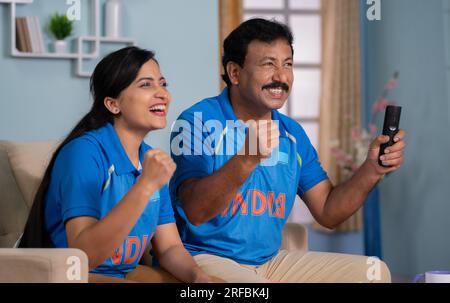 Concentrati sul padre, un padre felice e felice con una figlia che celebra la vittoria dell'India mentre guardi la partita di cricket in diretta in tv o in televisione a casa. Foto Stock