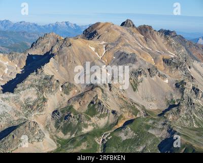 VISTA AEREA. Il colorato Mont Thabor (3178 m) è visibile dall'alto sopra la Vallée Étroite, Névache, Hautes-Alpes, Provence-Alpes-Côte d'Azur, Francia. Foto Stock