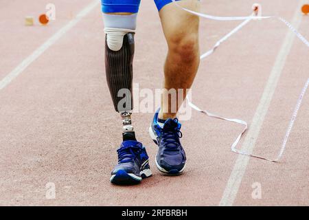 l'atleta para misura il run-up nel salto lungo durante le competizioni di atletica leggera, le partite estive sportive Foto Stock