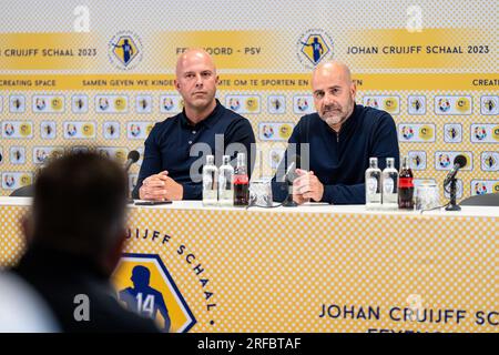 Zeist, Paesi Bassi. 2 agosto 2023. Zeist - allenatore del Feyenoord Arne slot, allenatore del PSV Peter Bosz durante la conferenza stampa tra Feyenoord e PSV per il Johan Cruijff Schaal XXVII al campus KNVB il 2 agosto 2023 a Zeist, nei Paesi Bassi. Credito: Immagini da Box a Box/Alamy Live News Foto Stock