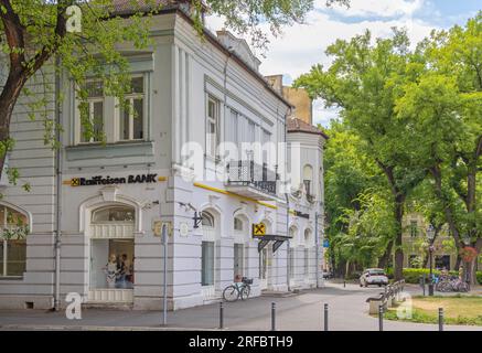 Subotica, Serbia - 1 agosto 2022: Edificio degli uffici della banca Raiffeisen in Piazza della libertà nel centro città, giorno d'estate. Foto Stock