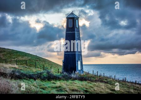 La Samphire Tower di Jony Easterby e Pippa Taylor, il parco naturale di Samphire Hoe, dover, con un cielo oscuro e lungoso Foto Stock