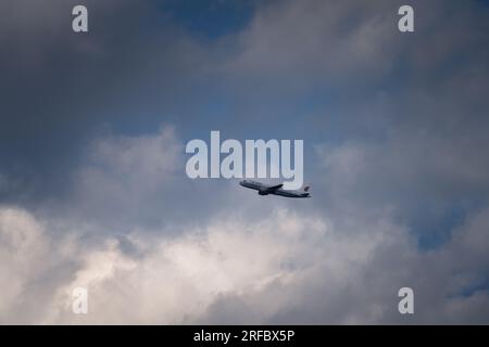 Cielo limpido volo China International A320-300 aereo Foto Stock