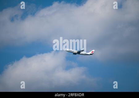 Cielo limpido volo China International A320-300 aereo Foto Stock