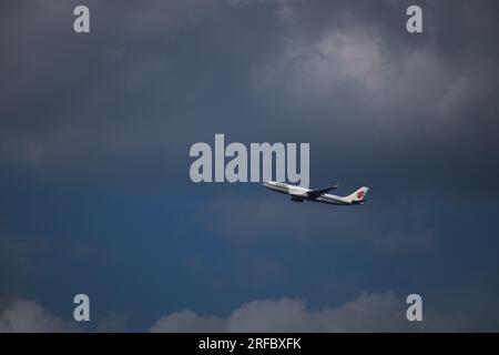 Cielo limpido volo China International A320-300 aereo Foto Stock