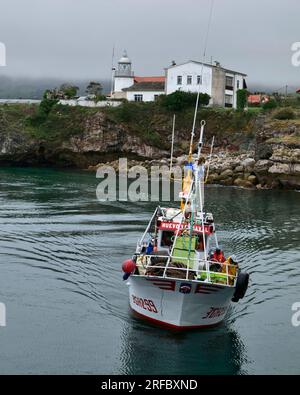 La barca da pesca costiera torna al porto, Llanes, Asturie, Costa Verde (Costa Verde), Spagna, Europa, UE Foto Stock