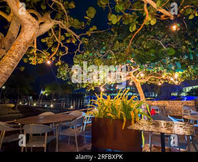 Grand Cayman, Isole Cayman, 26 maggio 2023, vista della terrazza del ristorante Agua durante la notte nella baia di Camana Foto Stock