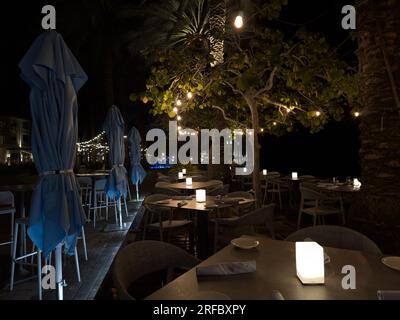 Grand Cayman, Isole Cayman, 26 maggio 2023, vista della terrazza del ristorante Agua durante la notte nella baia di Camana Foto Stock