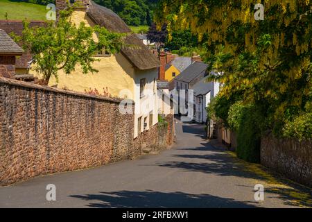 Guardando su Castle St verso High St, Dunster, Somerset Foto Stock