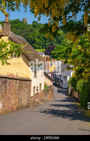 Guardando su Castle St verso High St, Dunster, Somerset Foto Stock