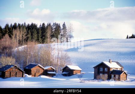 Case sulla neve in un paesaggio invernale in Scandinavia, Europa Foto Stock