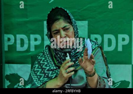 Srinagar Kashmir, India. 2 agosto 2023. L'ex primo ministro del Jammu e del Kashmir Mehbooba Mufti, leader del Partito Democratico Popolare del Jammu e del Kashmir (PDP), si è tenuto a Srinagar in una conferenza stampa sull'udienza della Corte Suprema sull'abrogazione dell'articolo 370. La Corte Suprema dell'India è in udienza dal 2 agosto una serie di petizioni che contestano l'abrogazione dell'articolo 370 della Costituzione indiana che conferiva uno speciale status semi-autonomo all'ex stato del Jammu e del Kashmir. Il governo indiano guidato da Narendra modi ha abrogato l'articolo 370 il 5 agosto 2019, ponendo fine al re Foto Stock