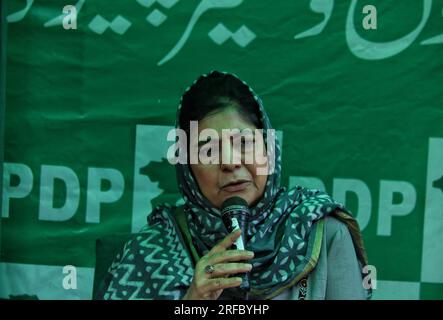 Srinagar Kashmir, India. 2 agosto 2023. L'ex primo ministro del Jammu e del Kashmir Mehbooba Mufti, leader del Partito Democratico Popolare del Jammu e del Kashmir (PDP), si è tenuto a Srinagar in una conferenza stampa sull'udienza della Corte Suprema sull'abrogazione dell'articolo 370. La Corte Suprema dell'India è in udienza dal 2 agosto una serie di petizioni che contestano l'abrogazione dell'articolo 370 della Costituzione indiana che conferiva uno speciale status semi-autonomo all'ex stato del Jammu e del Kashmir. Il governo indiano guidato da Narendra modi ha abrogato l'articolo 370 il 5 agosto 2019, ponendo fine al re Foto Stock