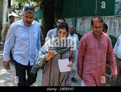 Srinagar Kashmir, India. 2 agosto 2023. L'ex ministro capo del Jammu e del Kashmir Mehbooba Mufti, leader del Partito Democratico Popolare del Jammu e del Kashmir (PDP), arriva per aver affrontato una conferenza stampa sull'udienza della Corte Suprema sull'abrogazione dell'articolo 370, a Srinagar. La Corte Suprema dell'India è in udienza dal 2 agosto una serie di petizioni che contestano l'abrogazione dell'articolo 370 della Costituzione indiana che conferiva uno speciale status semi-autonomo all'ex stato del Jammu e del Kashmir. Il governo indiano guidato da Narendra modi ha abrogato l'articolo 370 il 5 agosto 2019, e Foto Stock