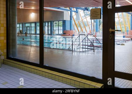 Bornheim, Deutschland. 2 agosto 2023. Piscina pubblica, piscina coperta a Bornheim, 02.08.2023. Credito: dpa/Alamy Live News Foto Stock