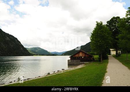 Rifugio e sentiero accanto al lago Achensee in Austria Foto Stock