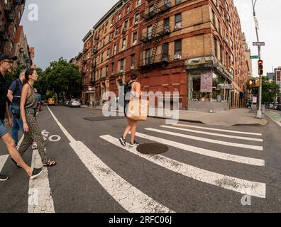 Woman with Her Macy’s Purchases in Chelsea a New York martedì 25 luglio 2023. (© Richard B. Levine) Foto Stock