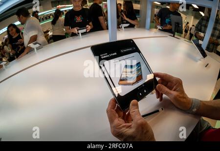 I visitatori dell'evento pop-up Samsung Galaxy Open Market in Herald Square a New York ammireranno lo smartphone Samsung Galaxy Z Fold5 mercoledì 26 luglio 2023. (© Richard B. Levine) Foto Stock