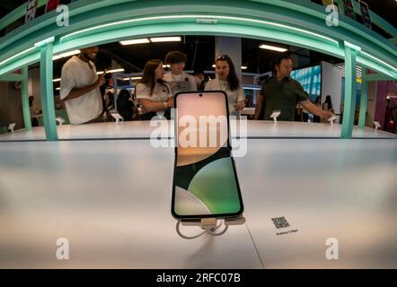 I visitatori dell'evento pop-up Samsung Galaxy Open Market in Herald Square a New York ammireranno lo smartphone Samsung Galaxy Z Flip5 mercoledì 26 luglio 2023. (© Richard B. Levine) Foto Stock