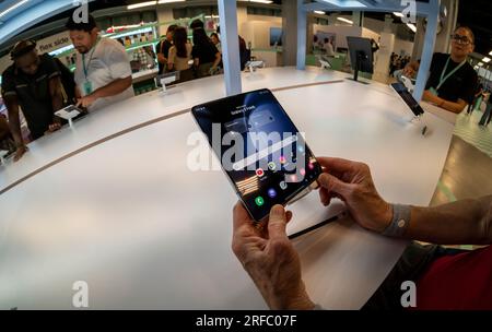 I visitatori dell'evento pop-up Samsung Galaxy Open Market in Herald Square a New York ammireranno lo smartphone Samsung Galaxy Z Fold5 mercoledì 26 luglio 2023. (© Richard B. Levine) Foto Stock