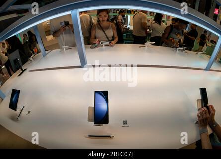 I visitatori dell'evento pop-up Samsung Galaxy Open Market in Herald Square a New York ammireranno lo smartphone Samsung Galaxy Z Fold5 mercoledì 26 luglio 2023. (© Richard B. Levine) Foto Stock