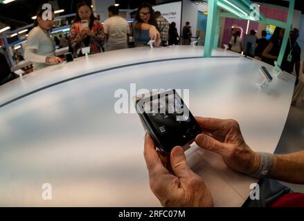 I visitatori dell'evento pop-up Samsung Galaxy Open Market in Herald Square a New York ammireranno lo smartphone Samsung Galaxy Z Flip5 mercoledì 26 luglio 2023. (© Richard B. Levine) Foto Stock