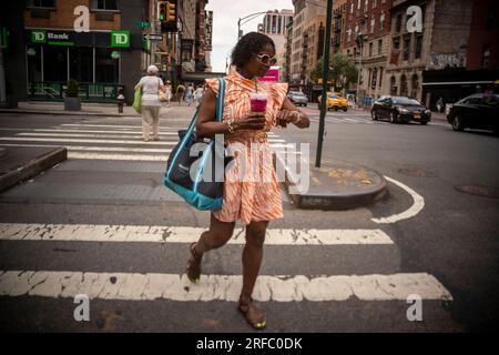 Il clima caldo non scoraggia le persone dall’uscire a Chelsea a New York nel bel mezzo di un’ondata di caldo sabato 29 luglio 2023. La città è sotto un avviso di calore quando la temperatura aumenta durante la prima ondata di calore dell'estate. (© Richard B. Levine) Foto Stock
