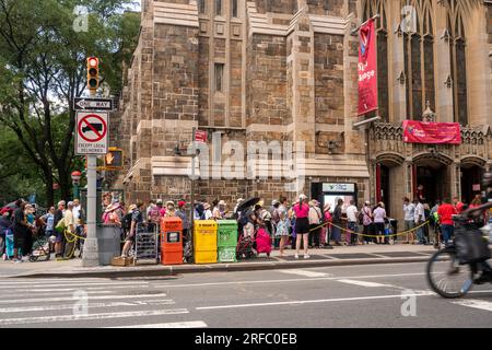 I clienti della Church of the Village di Greenwich Village a New York si mettono in fila per la distribuzione di cibo dalla loro dispensa il martedì 1 agosto 2023. (© Richard B. Levine) Foto Stock