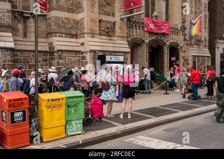 I clienti della Church of the Village di Greenwich Village a New York si mettono in fila per la distribuzione di cibo dalla loro dispensa il martedì 1 agosto 2023. (© Richard B. Levine) Foto Stock