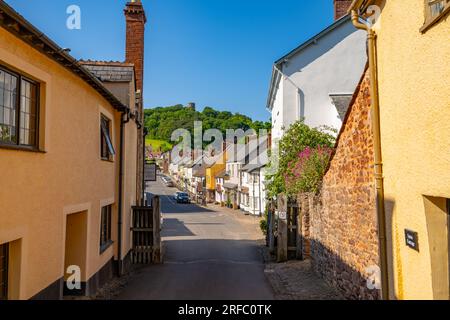 Guardando su Castle St verso High St, Dunster, Somerset Foto Stock