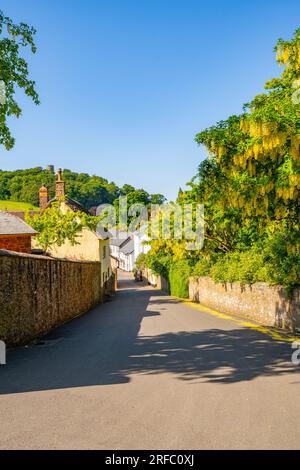 Guardando su Castle St verso High St, Dunster, Somerset Foto Stock