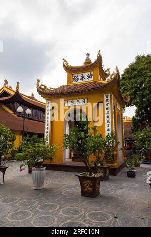 Hanoi, Vietnam - 28 maggio 2023: La Pagoda Tran Quoc, situata su una piccola isola del Lago Ovest di Hanoi, è un antico tempio buddista noto per i suoi ricchi Foto Stock