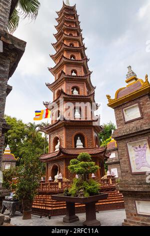 Hanoi, Vietnam - 28 maggio 2023: La Pagoda Tran Quoc, situata su una piccola isola del Lago Ovest di Hanoi, è un antico tempio buddista noto per i suoi ricchi Foto Stock