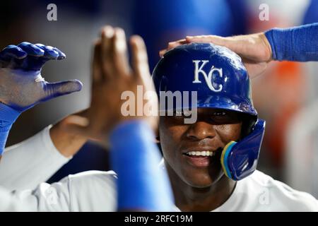 1 AGOSTO 2023: Il fielder sinistro dei Kansas City Royals Edward Olivares (14) festeggia un punteggio al Kauffman Stadium di Kansas City, Missouri. Jon Robichaud/CSM. Foto Stock