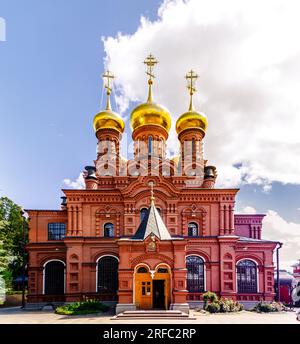 Sergiev Posad, regione di Mosca, Russia - 3 luglio 2023: Tempio grotta dell'Arcangelo Michele a Chernigov Skete della Trinità - Sergius Lavra. Foto Stock