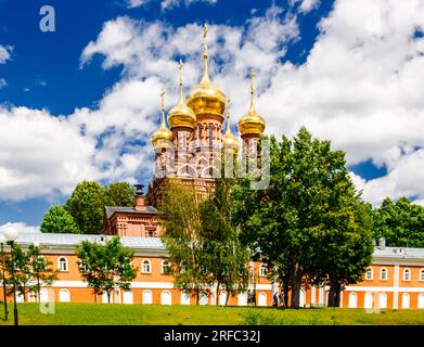 Sergiev Posad, regione di Mosca, Russia - 3 luglio 2023: Tempio grotta dell'Arcangelo Michele a Chernigov Skete della Trinità - Sergius Lavra. Foto Stock