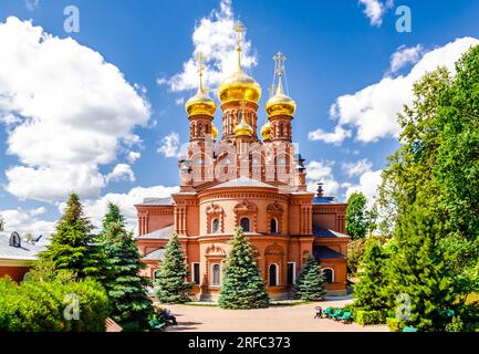 Sergiev Posad, regione di Mosca, Russia - 3 luglio 2023: Tempio grotta dell'Arcangelo Michele a Chernigov Skete della Trinità - Sergius Lavra. Foto Stock
