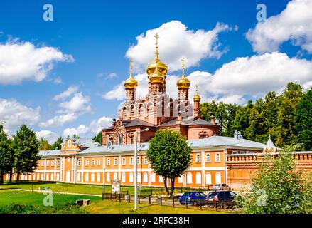 Sergiev Posad, regione di Mosca, Russia - 3 luglio 2023: Tempio grotta dell'Arcangelo Michele a Chernigov Skete della Trinità - Sergius Lavra. Foto Stock