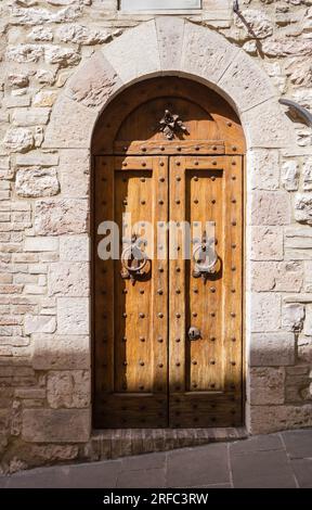 Antica porta in legno ad Assisi, Italia Foto Stock