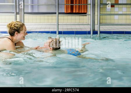 Bornheim, Deutschland. 2 agosto 2023. Argomento: L'età prescolare in piscina impara a nuotare in una piscina pubblica. Credito: dpa/Alamy Live News Foto Stock