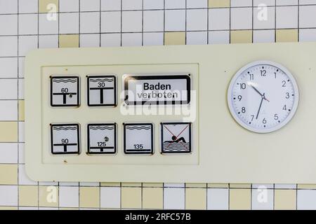 Bornheim, Deutschland. 2 agosto 2023. Argomento: Balneazione vietata. Cartello ai bordi di una piscina con pavimento mobile. Credito: dpa/Alamy Live News Foto Stock