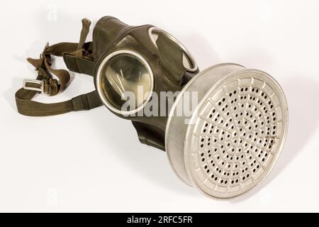 Maschera antigas della seconda guerra mondiale su sfondo bianco. Una vecchia maschera antigas per proteggere i polmoni e il viso da fumo e radiazioni. Foto Stock