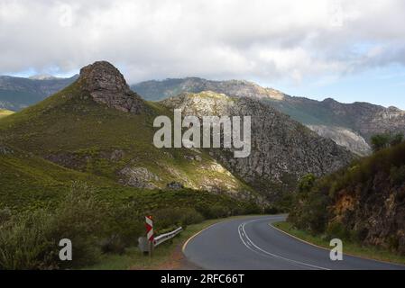 Splendida vista panoramica di grande formato del paesaggio montano della strada curva che si snoda attraverso il famoso passo di Franschhoek del Sudafrica. Foto Stock