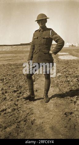 Intorno al 1916, storico, prima guerra mondiale, soldato britannico in uniforme, con casco e puttee. Foto Stock