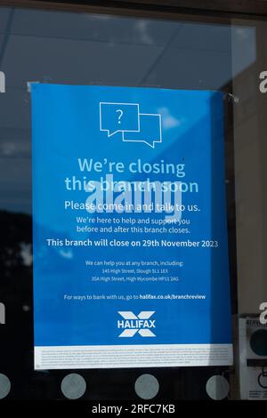 Maidenhead, Berkshire, Regno Unito. 2 agosto 2023. La Halifax Building Society di Maidenhead chiuderà a novembre. Nonostante il forte aumento dei tassi di interesse dei mutui, ci sono state critiche sul fatto che alcune banche stanno ancora pagando tassi non superiori allo zero per cento per i conti legacy e gli ISA. Alcune banche e società edilizie, tuttavia, offrono tassi di interesse più elevati su nuove obbligazioni e risparmi a tempo determinato più in linea con i tassi di interesse sui mutui. La Banca d'Inghilterra dovrebbe innalzare il suo tasso base a un 15 anni domani con un aumento di 25 punti base dal 5% al 5,25%. Si tollera Foto Stock