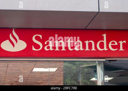 Maidenhead, Berkshire, Regno Unito. 2 agosto 2023. Una Santander Building Society a Maidenhead, Berkshire. Nonostante il forte aumento dei tassi di interesse dei mutui, ci sono state critiche sul fatto che alcune banche stanno ancora pagando tassi non superiori allo zero per cento per i conti legacy e gli ISA. Alcune banche e società edilizie, tuttavia, offrono tassi di interesse più elevati su nuove obbligazioni e risparmi a tempo determinato più in linea con i tassi di interesse sui mutui. La Banca d'Inghilterra dovrebbe innalzare il suo tasso base a un 15 anni domani con un aumento di 25 punti base dal 5% al 5,25%. Potrebbe addirittura arrivare a 5. Foto Stock