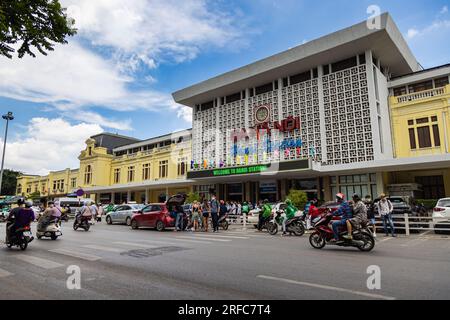 Hanoi, Vietnam - 28 maggio 2023: Ingresso della stazione ferroviaria centrale di Hanoi. Strada trafficata e affollata di fronte alla stazione ferroviaria principale. Forma i principianti Foto Stock