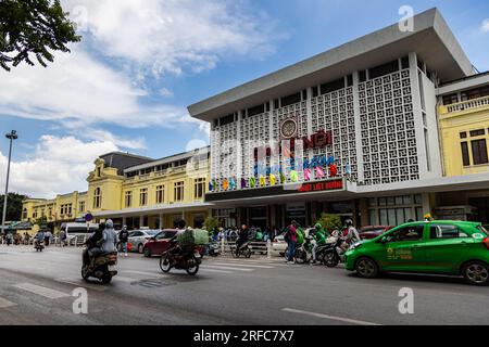 Hanoi, Vietnam - 28 maggio 2023: Ingresso della stazione ferroviaria centrale di Hanoi. Strada trafficata e affollata di fronte alla stazione ferroviaria principale. Forma i principianti Foto Stock