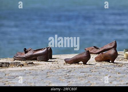 Le scarpe sul monumento all'Olocausto della Banca del Danubio a Budapest, in Ungheria, da vicino Foto Stock